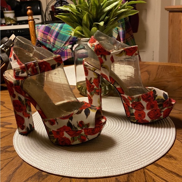 Qupid Shoes - Qupid Floral Heels Size 9
